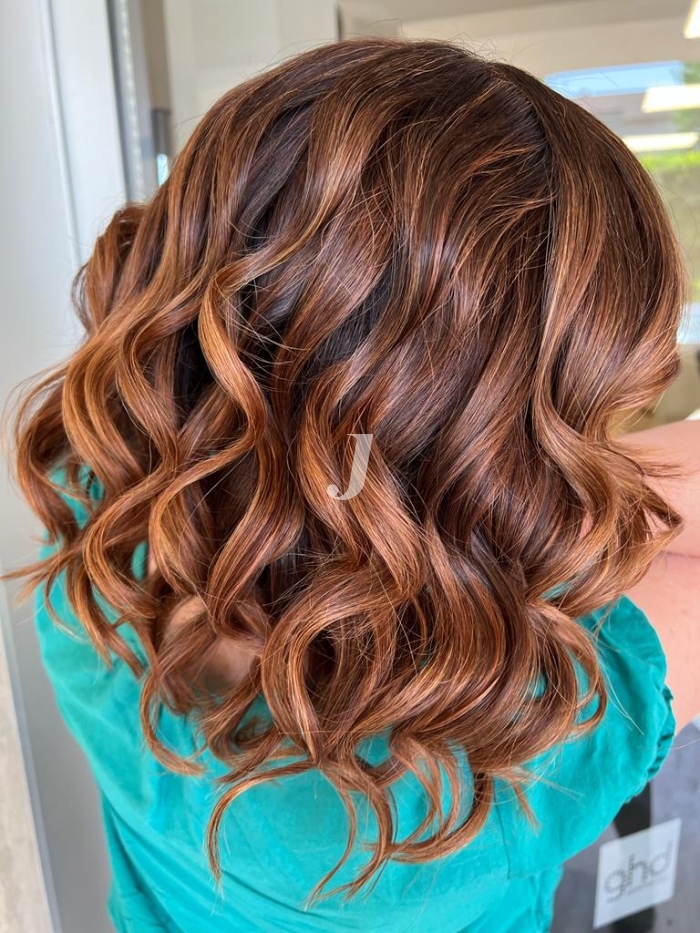 Foto di donna con capelli medi ramato scuro