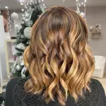 Foto di donna con capelli medi biondo medio dorato