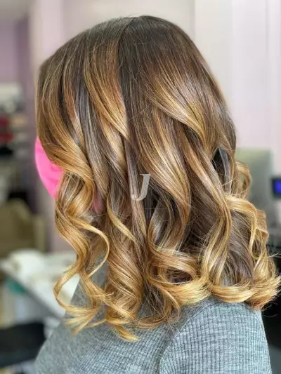 Foto di donna con capelli medi biondo medio dorato