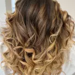 Foto di donna con capelli medi biondo medio dorato