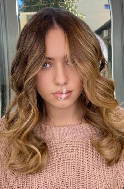 Foto di donna con capelli medi biondo medio dorato