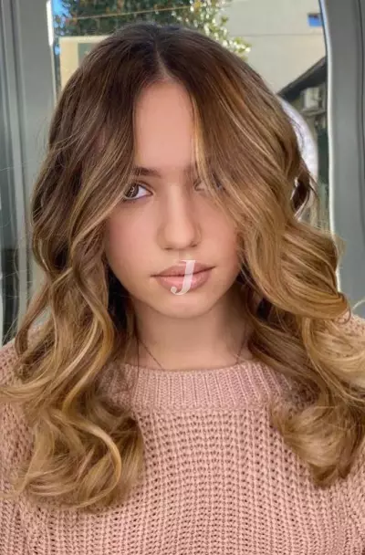 Foto di donna con capelli medi biondo medio dorato