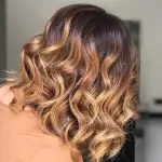 Foto di donna con capelli medi biondo medio dorato