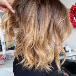 Foto di donna con capelli medi biondo medio dorato