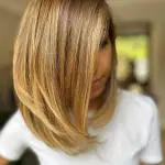 Foto di donna con capelli medi biondo medio dorato