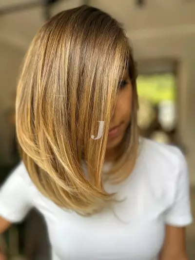 Foto di donna con capelli medi biondo medio dorato