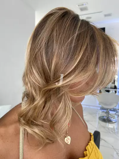 Foto di donna con capelli medi biondo medio dorato