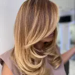 Foto di donna con capelli medi biondo medio dorato