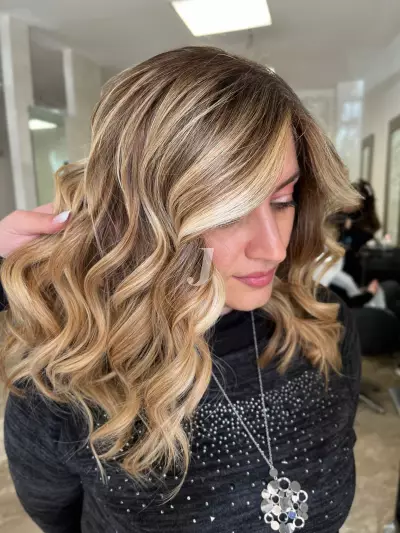 Foto di donna con capelli medi biondo medio dorato