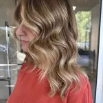 Foto di donna con capelli medi biondo medio dorato