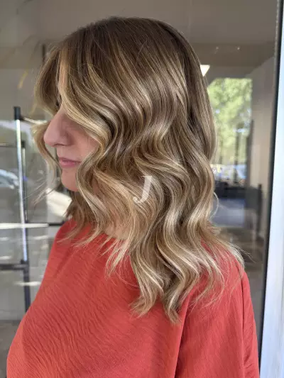 Foto di donna con capelli medi biondo medio dorato