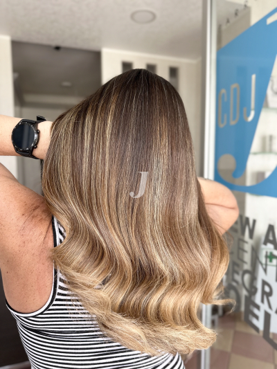 Foto di donna con capelli medi biondo medio dorato