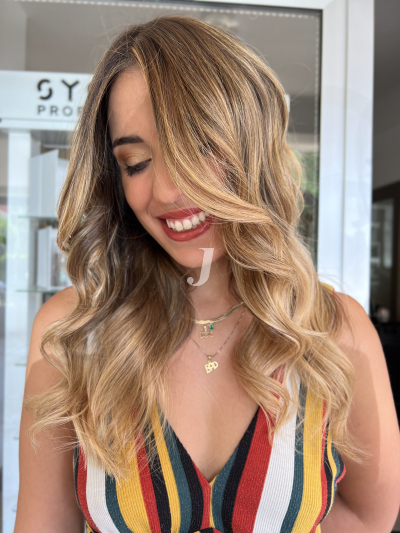 Foto di donna con capelli medi biondo medio dorato