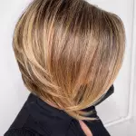 Foto di donna con capelli corti biondo medio dorato