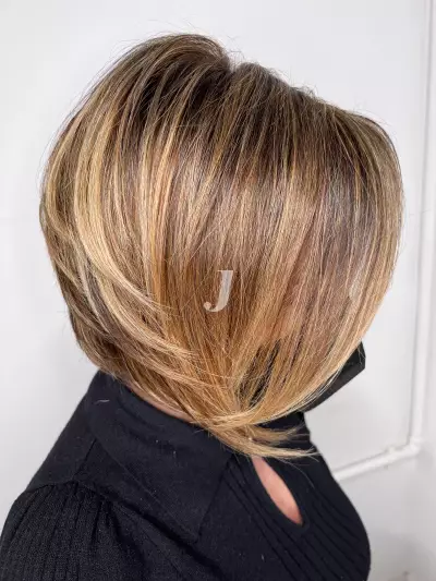 Foto di donna con capelli corti biondo medio dorato