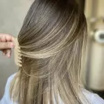 Foto di donna con capelli medi biondo medio sabbia