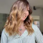 Foto di donna con capelli medi biondo medio sabbia