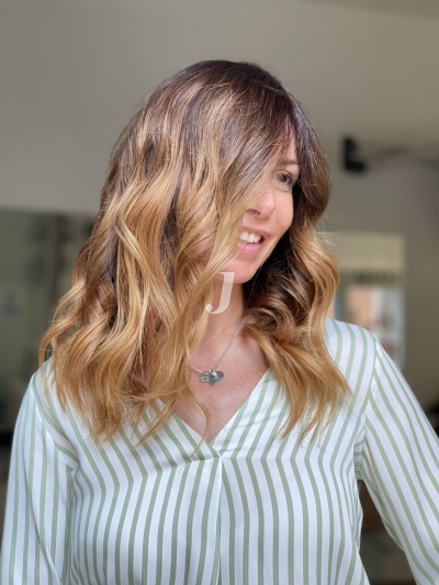 Foto di donna con capelli medi biondo medio sabbia