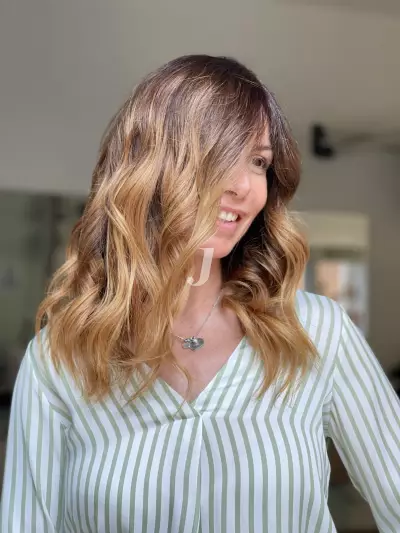 Foto di donna con capelli medi biondo medio sabbia
