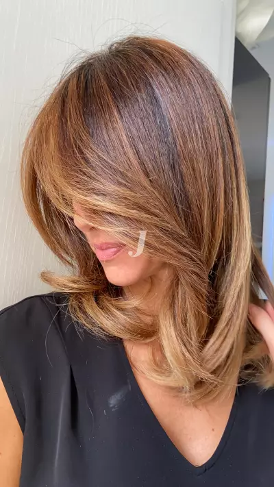 Foto di donna con capelli medi biondo medio sabbia