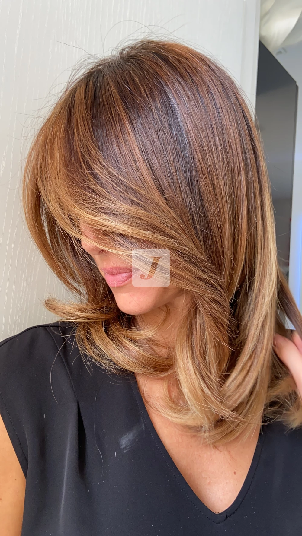Foto di donna con capelli medi biondo medio sabbia