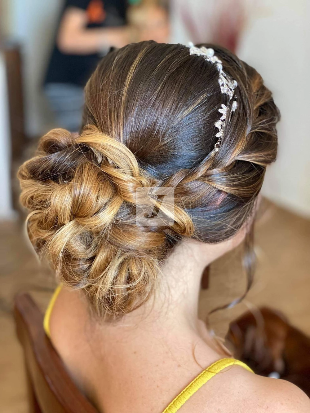 Foto di donna con capelli medi biondo medio sabbia