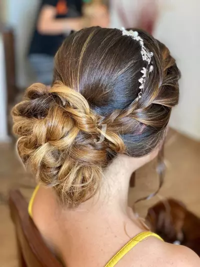 Foto di donna con capelli medi biondo medio sabbia