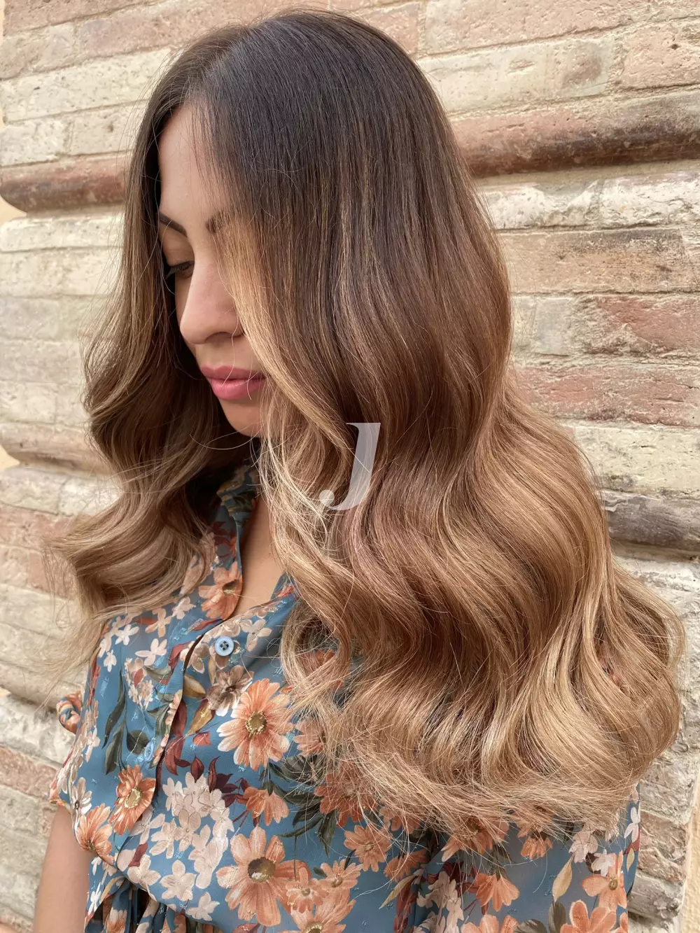 Foto di donna con capelli medi biondo medio sabbia