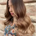 Foto di donna con capelli medi biondo medio sabbia