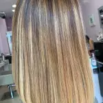 Foto di donna con capelli medi biondo medio sabbia