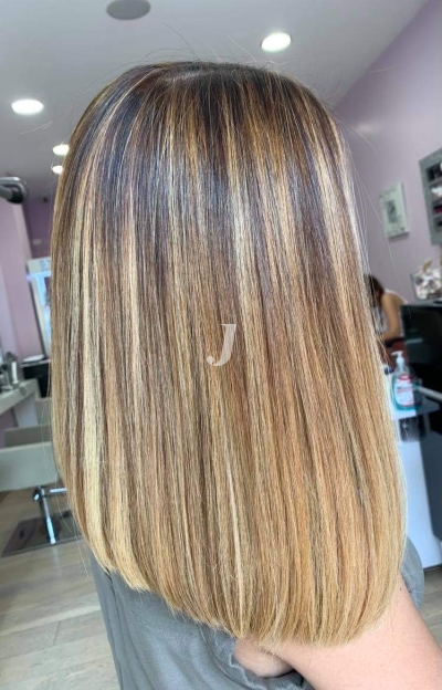 Foto di donna con capelli medi biondo medio sabbia