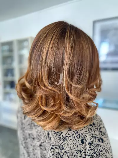 Foto di donna con capelli medi biondo medio sabbia