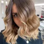 Foto di donna con capelli medi biondo medio sabbia