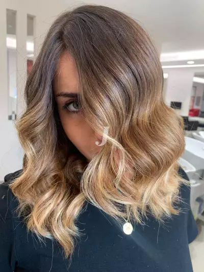 Foto di donna con capelli medi biondo medio sabbia