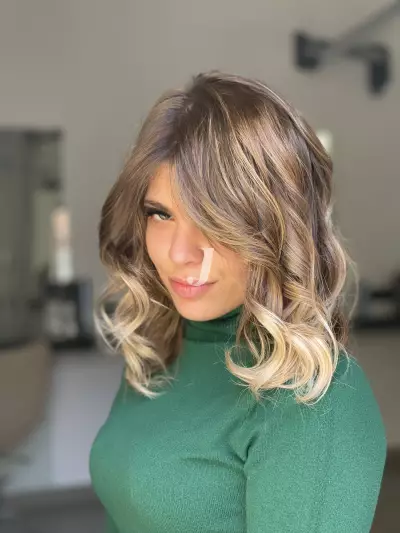 Foto di donna con capelli medi biondo medio sabbia