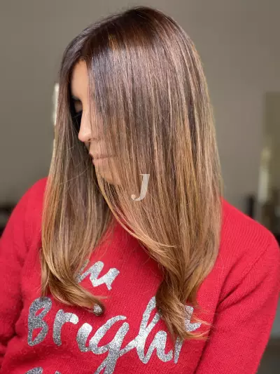 Foto di donna con capelli medi biondo medio sabbia