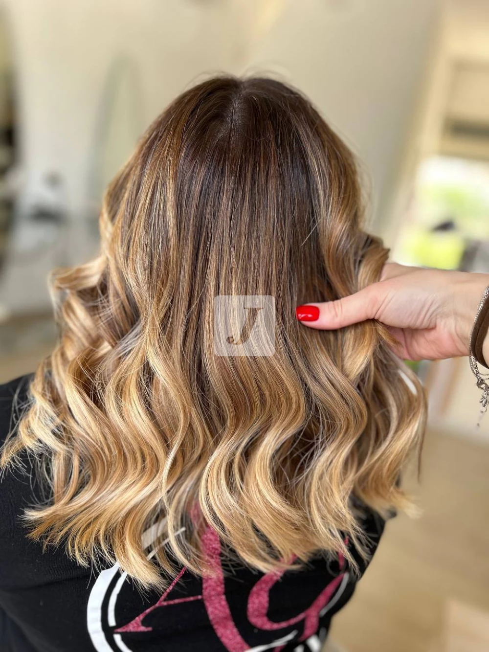 Foto di donna con capelli medi biondo medio sabbia