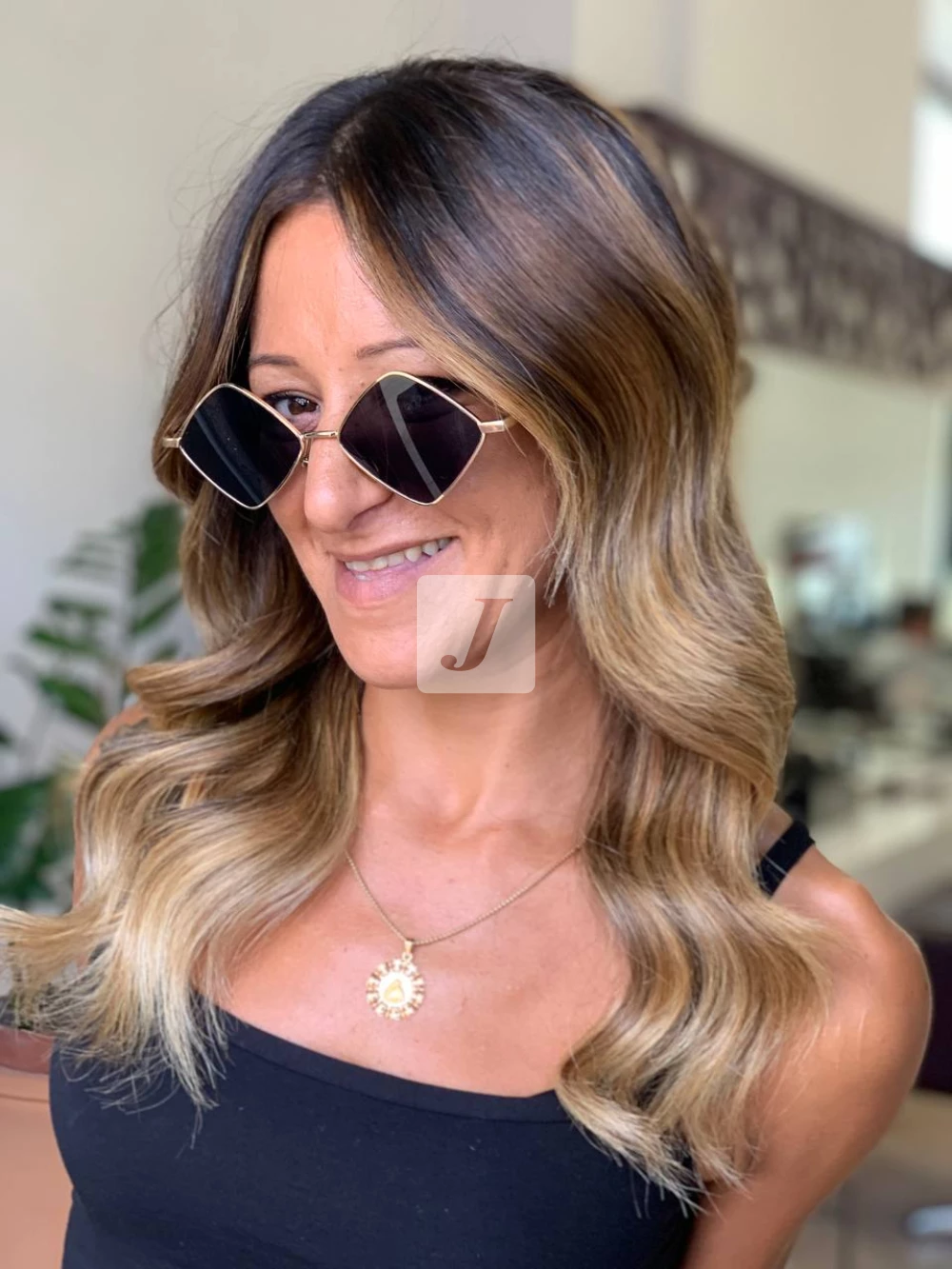 Foto di donna con capelli medi biondo medio sabbia