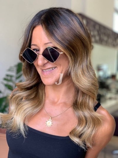 Foto di donna con capelli medi biondo medio sabbia