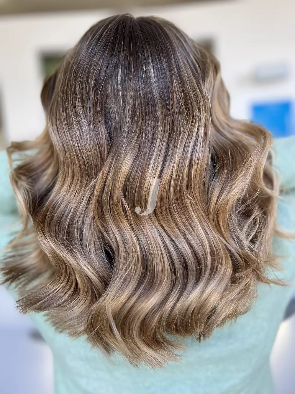 Foto di donna con capelli medi biondo medio sabbia