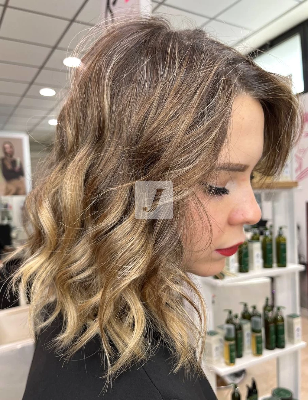 Foto di donna con capelli medi biondo medio sabbia
