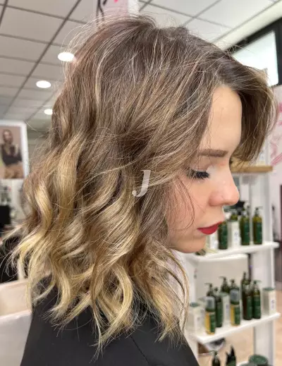 Foto di donna con capelli medi biondo medio sabbia