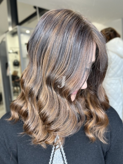 Foto di donna con capelli medi biondo medio sabbia