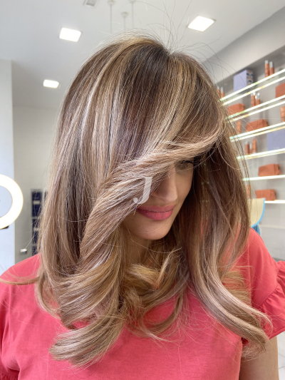Foto di donna con capelli medi biondo medio sabbia