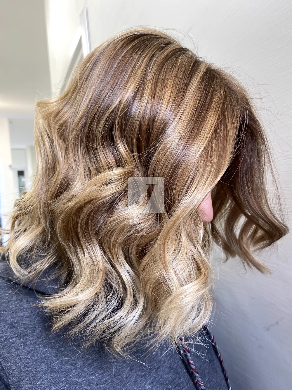 Foto di donna con capelli medi biondo medio sabbia
