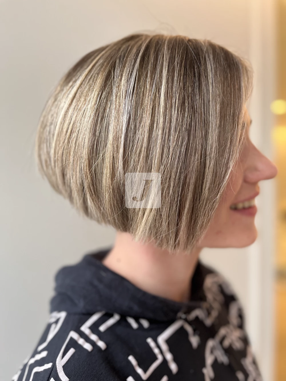 Foto di donna con capelli corti biondo medio sabbia