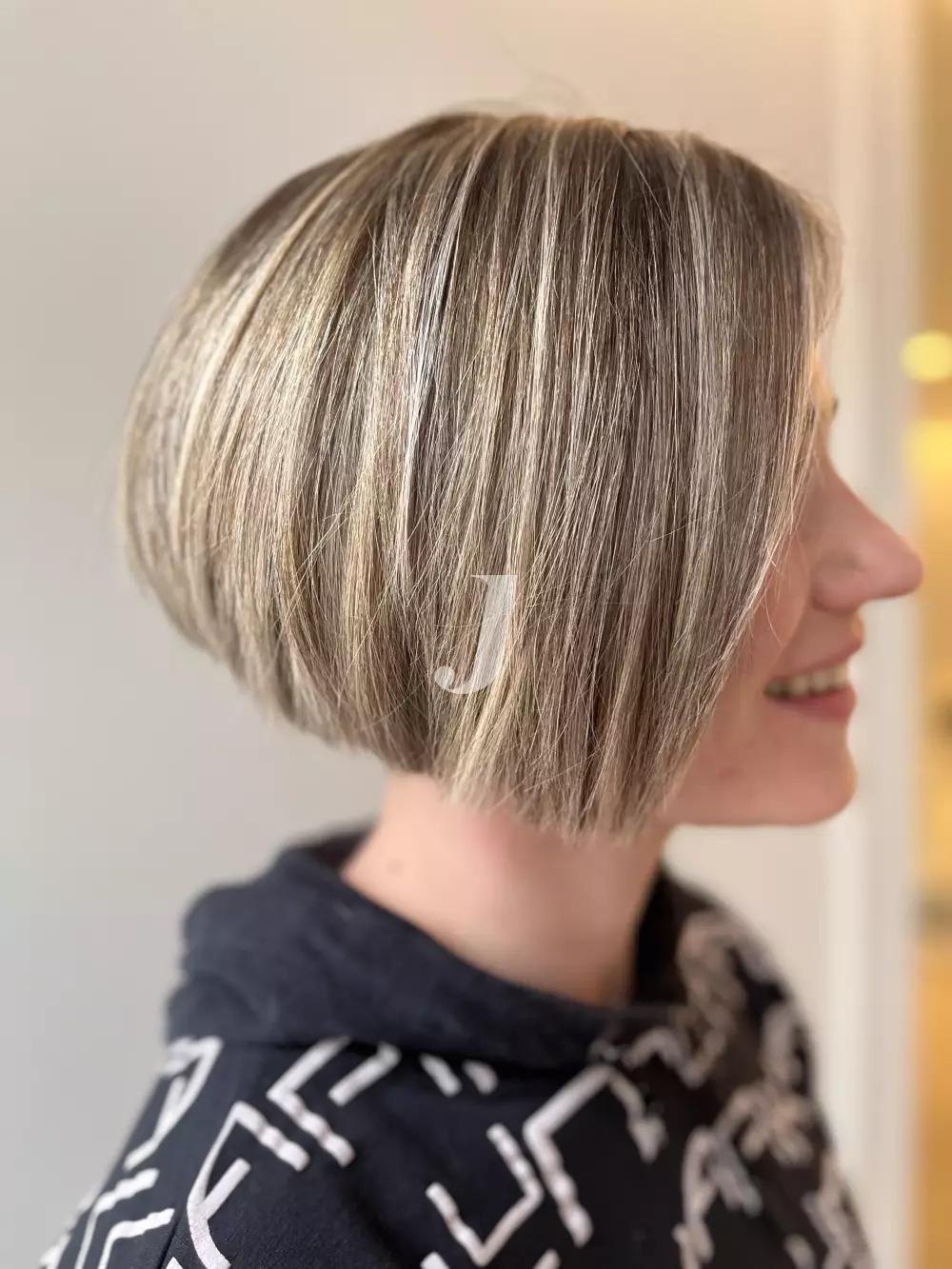 Foto di donna con capelli corti biondo medio sabbia