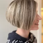 Foto di donna con capelli corti biondo medio sabbia
