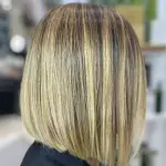 Foto di donna con capelli corti biondo medio sabbia
