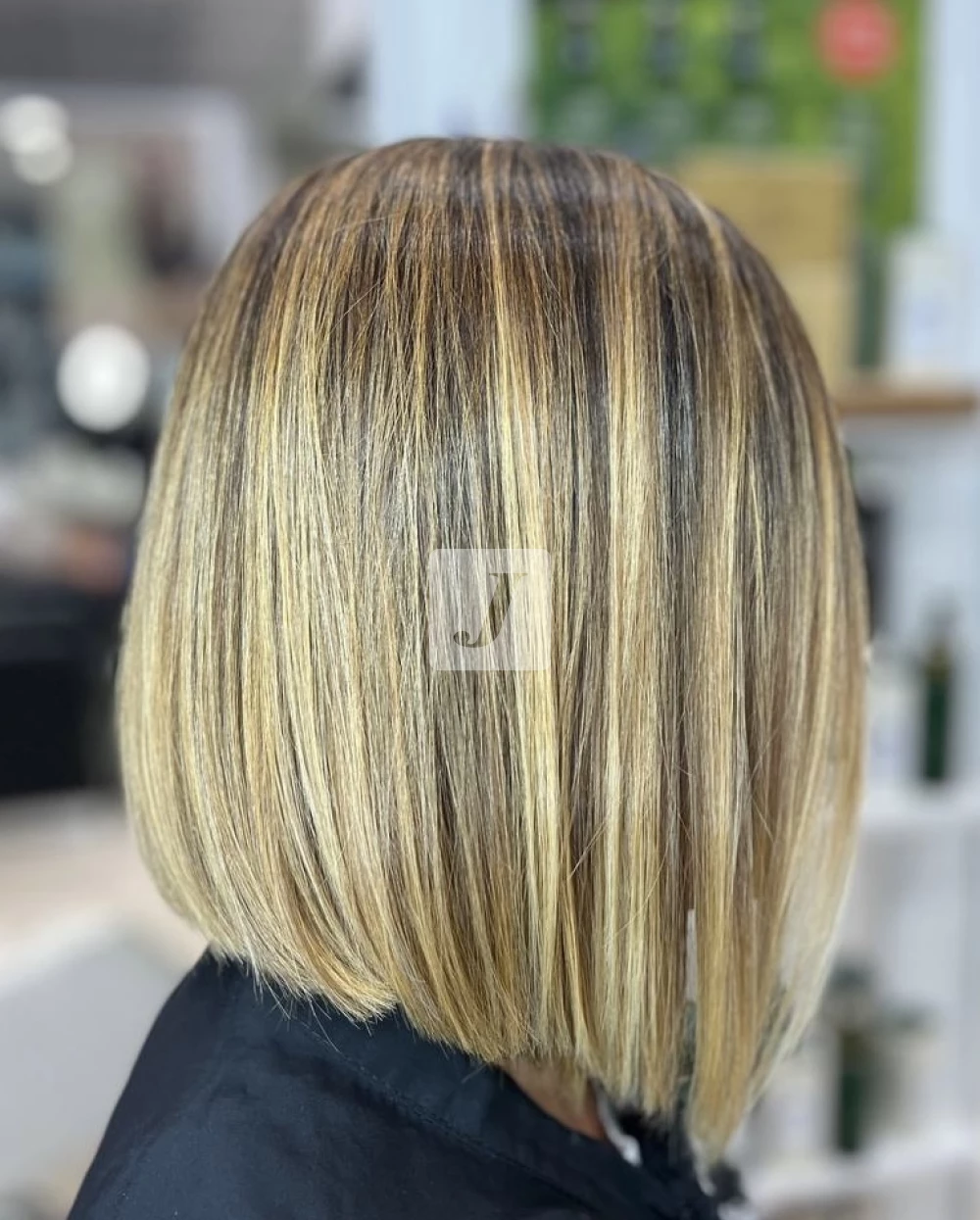 Foto di donna con capelli corti biondo medio sabbia